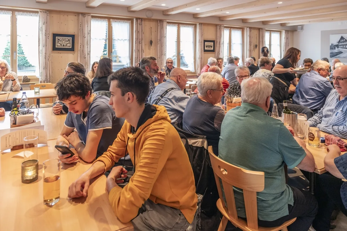 Gäste sitzen in einem Restaurant.